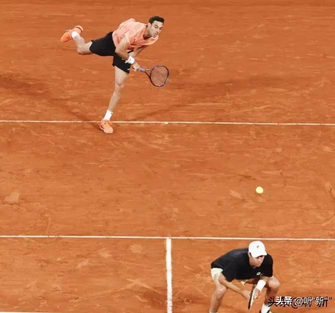 爱游戏官方-冰球迎来宿敌之战，恩怨再续