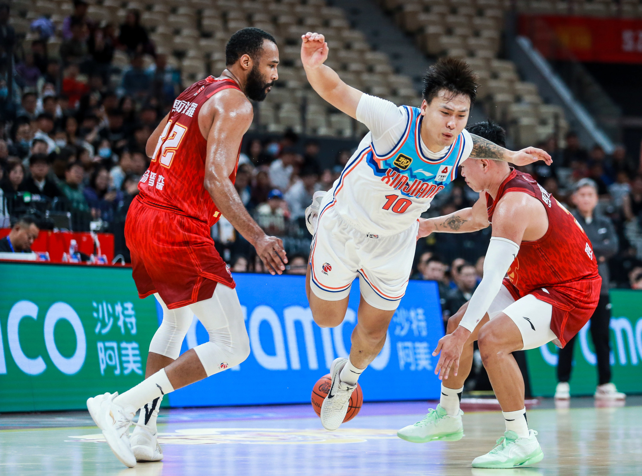 新疆队完胜篮网,福克斯带队取胜 新疆队完胜篮网,福克斯带队取胜