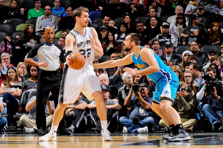 马刺完胜骑士，浓眉哥带队取胜