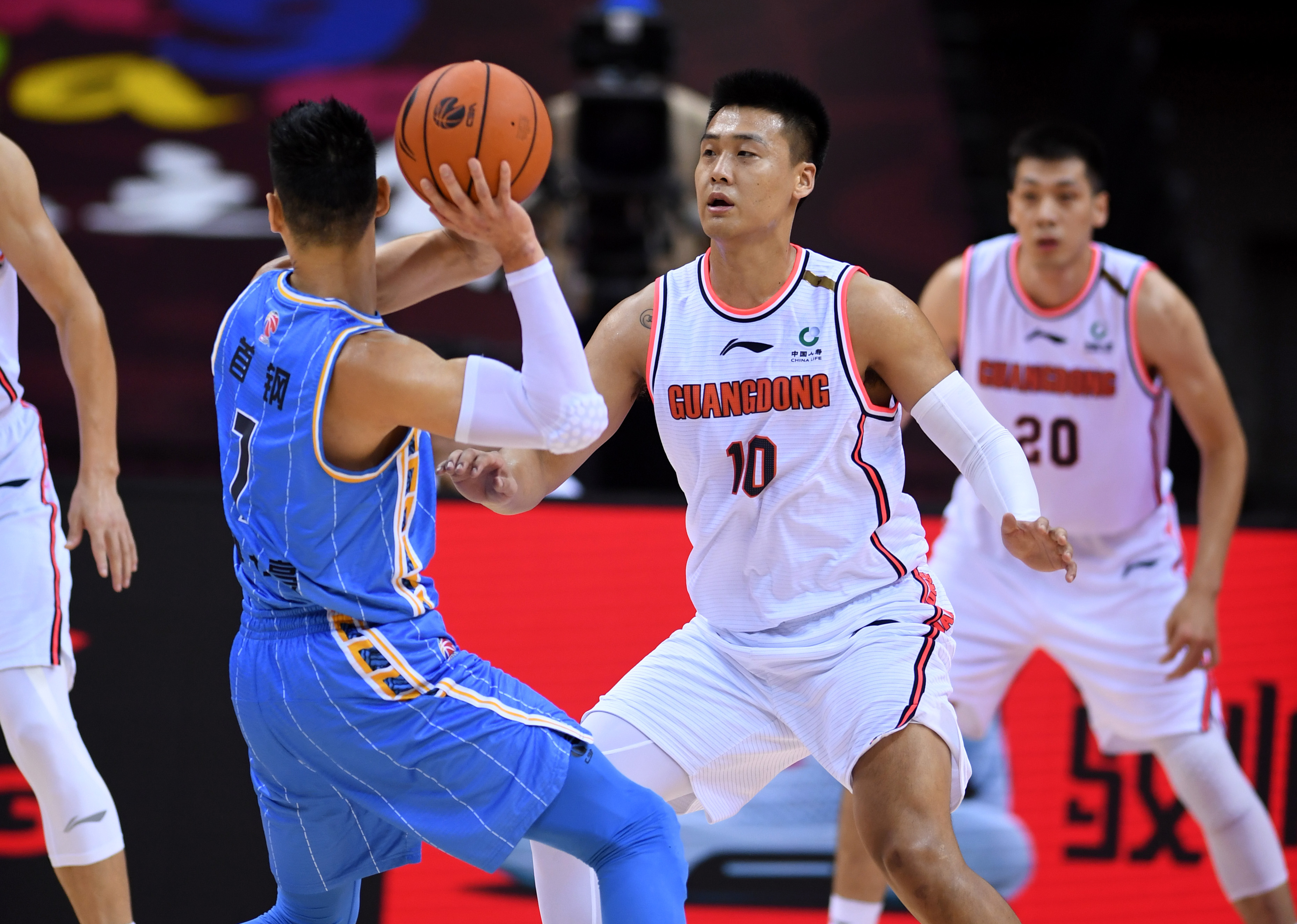 浙江队险胜快船,易建联扛起全队 浙江队险胜快船,易建联扛起全队