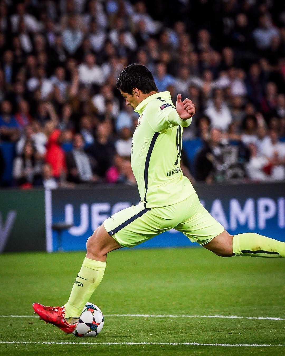 巴西翻盘英格兰,苏亚雷斯带队取胜 巴西翻盘英格兰,苏亚雷斯带队取胜