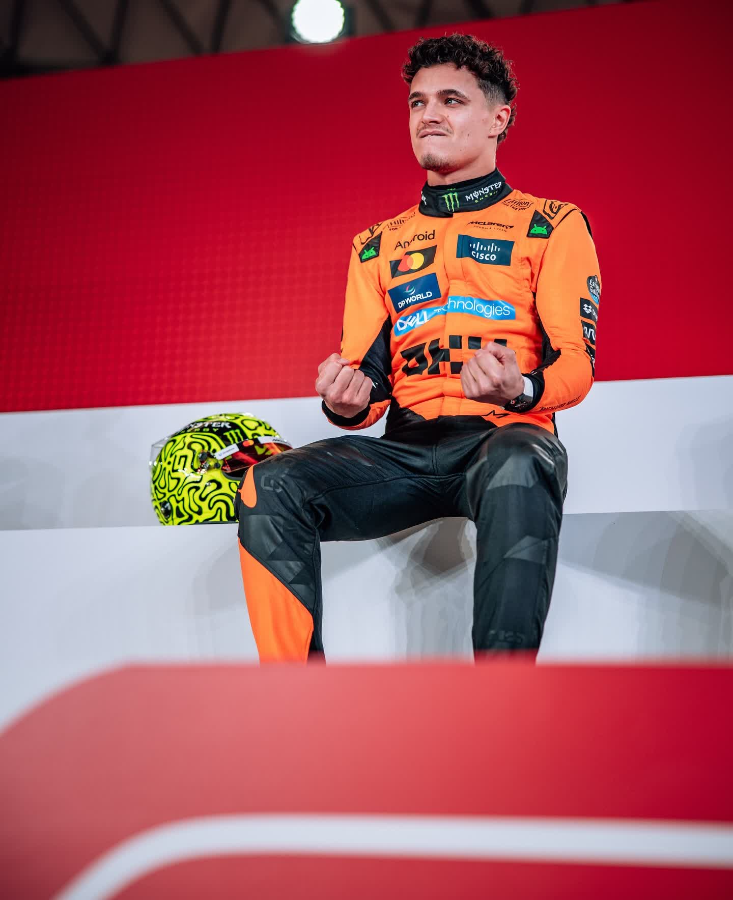 红牛二队鏖战雷诺车队,塞恩斯点燃赛场 红牛二队鏖战雷诺车队,塞恩斯点燃赛场